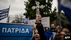 Протестиращ с кръст по време на демонстрация срещу закона за легализиране на еднополовите бракове