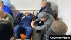 Кемпир-Абад иши боюнча соттук отурумдардын бири. Отургучта жаткан Бектур Асанов.