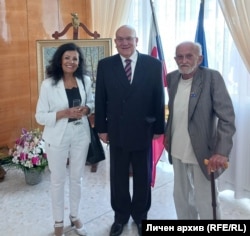  Александър и брачната половинка му на среща с посланика на Словакия (в средата) 