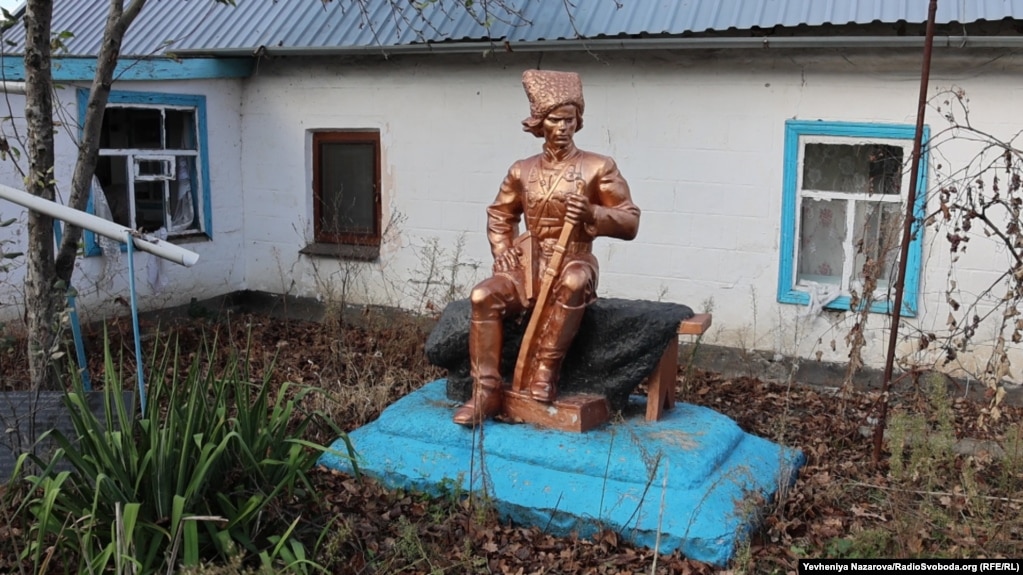 Гуляйполе: памятник Нестору Махно, лидеру украинского анархистского партизанского движения времен Гражданской войны, на фоне полуразрушенного дома. Гуляйполе было в 1918-20 годах "махновской столицей" 