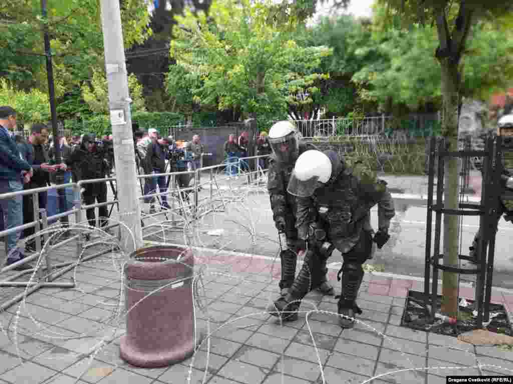 Ushtarët e KFOR-it jashtë ndërtesës komunale në ditën e tretë të protestave të serbëve në qytetin e Zveçanit, në veri të Kosovës, 31 maj 2023.