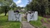 Na ulazu u Partizansko spomen- groblje u Mostaru iscrtani nacistički simboli, 12. maj 2023. godine
