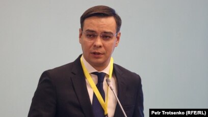 Жас шлюха өзінің үлкен досының кискасын жалайды