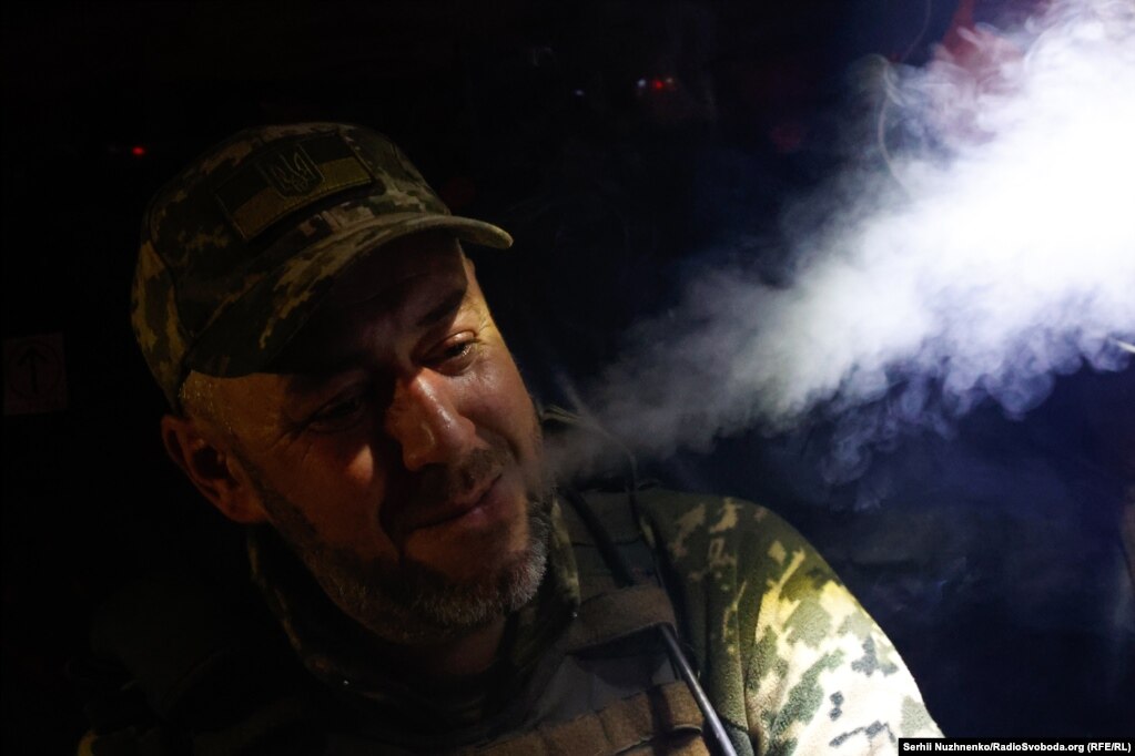 Un soldato si gode la sigaretta in silenzio.  L'Istituto statunitense per lo studio della guerra (ISW) afferma che Mosca è "probabilmente"  preparandosi per un'altra ondata di problemi altamente "attraenti"  attacchi di terra guidati dalla fanteria contro le posizioni ucraine nell'area di Avdiyivka, che è stata sottoposta a massicci bombardamenti russi.