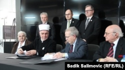 Mirovnu inicijativu potpisali su reisu-l-ulema Islamske zajednice u BiH Husein ef. Kavazović i Menachem Z. Rosensaft, predsjednik Svjetske federacije udruženja Bergen-Belsen. 