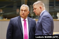 Премьер-министр Венгрии Виктор Орбан (слева) и глава правительства Словакии Роберт Фицо. Брюссель, 26 октября 2023 года