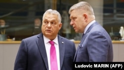 Прем'єр Угорщини Орбан (ліворуч) і прем'єр Словаччини Фіцо перед початком саміту лідерів ЄС. Брюссель, 26 жовтня 2023 року