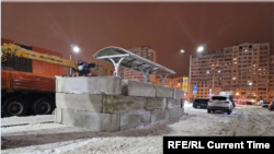 Зміцнення зупинки громадського транспорту бетонними блоками, Бєлгород, січень 2024 року