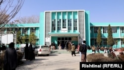 سموولین محلی طالبان در کندهار گفته اند که صلیب سرخ از حدود یک ماه قبل کمک های خود را به شفاخانه میرویس در این ولایت قطع کرده اند