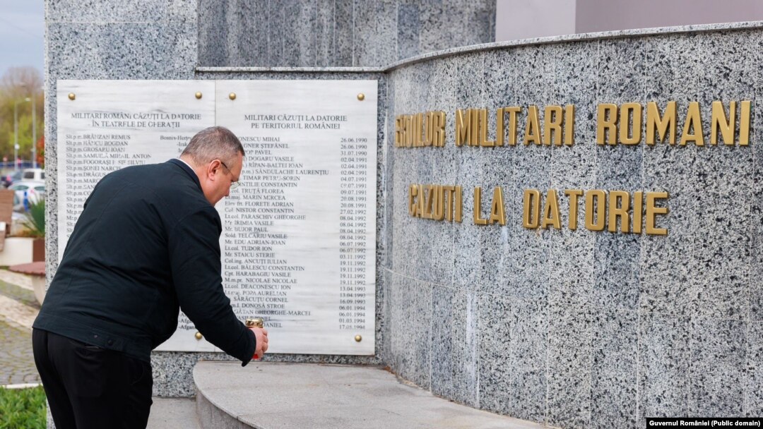 Nicolae Ciucă a marcat 19 ani de la aderarea României la NATO, duminică, 2 aprilie 2023, la Monumentul dedicat eroilor căzuți la datorie. El spune că fără aceștia, România nu s-ar fi aflat pe calea euro-atlantică actuală.