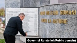 Nicolae Ciucă a marcat 19 ani de la aderarea României la NATO, duminică, 2 aprilie 2023, la Monumentul dedicat eroilor căzuți la datorie. El spune că fără aceștia, România nu s-ar fi aflat pe calea euro-atlantică actuală.