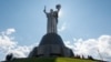 Монумент "Родина-мать" перед началом демонтажа герба СССР, Киев, 30 июля 2023 года