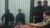 Канатбек Ашырбаев жана Турсунбай Шарапов сот залында. Сүрөт социалдык тармактан алынды. 31-октябрь, 2023-жыл. 