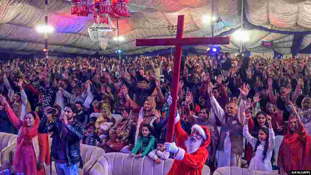 Kršćanski vjernici učestvuju u posebnoj misi uoči Božića u crkvi u Lahoreu, Pakistan, 20. decembra.