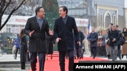 Kryeministri i Kosovës, Albin Kurti (djathtas) dhe kryeministri i Irlandës, leo Varadkar, duke ecur në Prishtinë, para takimit të tyre, më 11 janar 2024.