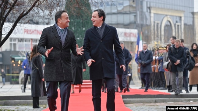 Kryeministri i Kosovës, Albin Kurti (djathtas) dhe kryeministri i Irlandës, leo Varadkar, duke ecur në Prishtinë, para takimit të tyre, më 11 janar 2024.