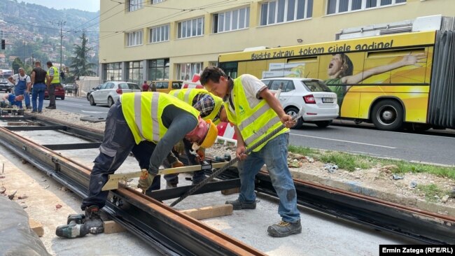 Ashok Tamang sa kolegama iz Nepala kaže da je zadovoljan uslovima rada i smještaja u BiH i da zarađuje 1.800 maraka (oko 900 eura) mjesečno uz plaćen smještaj i hranu (Sarajevo, 24. avgust 2023.)