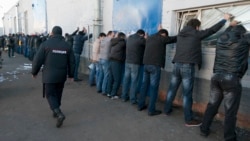 Архівна світлина. Російська поліція затримує трудових мігрантів під час рейду на овочевому складі у Москві 