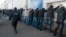 Архівна світлина. Російська поліція затримує трудових мігрантів під час рейду на овочевому складі у Москві 