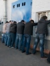 Архівна світлина. Російська поліція затримує трудових мігрантів під час рейду на овочевому складі у Москві 