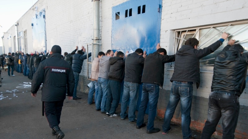 Орусияда 900дөн ашуун мурдагы мигрант аскердик каттоого тургузулду