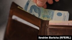 Kartëmonedhë prej 100 dinarësh. Fotografi ilustruese nga arkivi