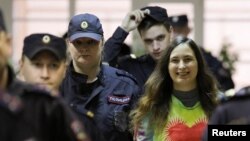 Artist Aleksandra Skochilenko smiles as she is escorted into court for her sentencing hearing in St. Petersburg on November 16. 