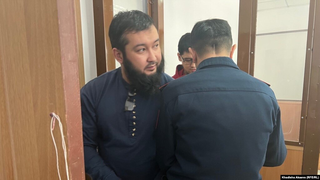Обвиняемый в «пропаганде терроризма» житель Семея Чингиз Альпиев и обвиняемый вместе с ним Ринат Алиев на суде по их делу. Семей, 27 марта 2023 года 