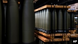 155 mm-es M795 tüzérségi lövedékek várnak a szállításra a gyártási folyamat befejezéséhez a Scranton Army Lőszergyárban, Scrantonban, Pennsylvaniában 2023. április 13-án