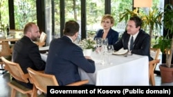 Premijer Kosova Aljbin Kurti tokom sastanka sa predsednikom Demokratske partije Kosova Memlijem Krasnićijem, kao i šefovima poslaničkih grupa stranaka, 13. maja u Prištini.