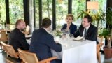 Kryeministri i Kosovës, Albin Kurti, gjatë takimit me kryetarin e Partisë Demokratike të Kosovës, Memli Krasniqi, si dhe shefat e grupeve parlamentare të partive, më 13 maj në Prishtinë.
