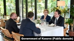 Kryeministri i Kosovës, Albin Kurti, gjatë takimit me kryetarin e Partisë Demokratike të Kosovës, Memli Krasniqi, si dhe shefat e grupeve parlamentare të partive, më 13 maj në Prishtinë.

