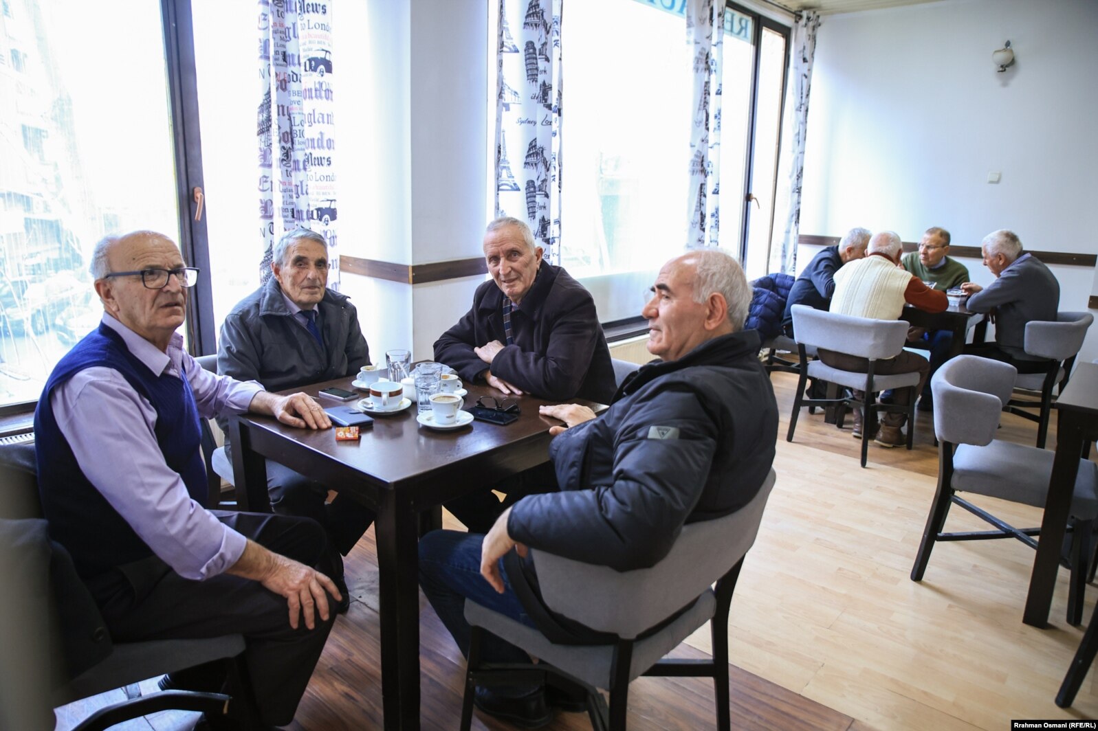 Disa pensionistë duke pirë kafe në restorantin e Qendrës së Pensionistëve.