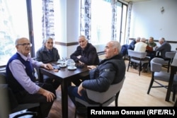 Disa pensionistë duke pirë kafe në restorantin e Qendrës së Pensionistëve.