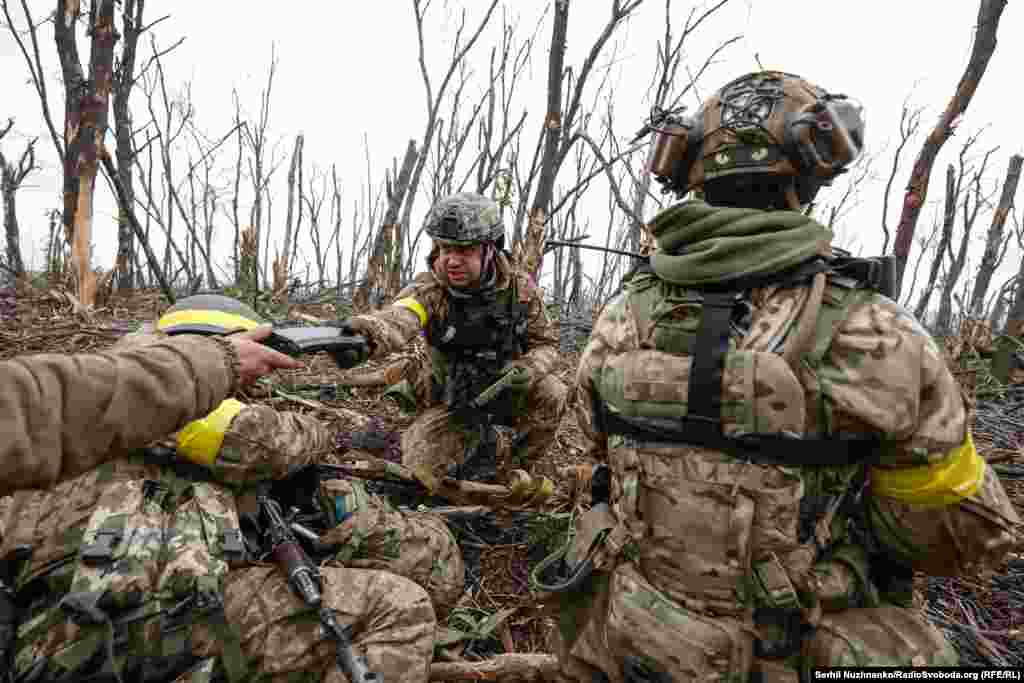 Бійці зорганізувалися, визначили чіткий план дій, командири віддали наказ і під щільним артприкриттям групи рушили в атаку