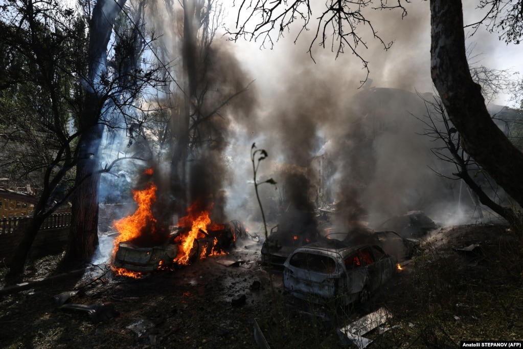 Внаслідок обстрілу також було пошкоджено кілька житлових будинків у Києві  