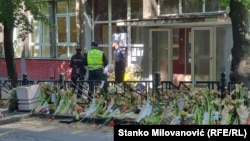 Policija ispred škole "Vladislav Ribnikar" u Beogradu, 22. maj 2023.