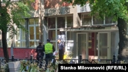 Nastava u školi "Vladislav Ribnikar" u Beogradu, nastavljena je u ponedjeljak, 22. maja, 19 dana nakon tragedije. Policija je stajala ispred škole.