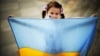 Fetiță ucraineană la un miting organizat în București, în care refugiații cereau liderilor mondiali să condamne agresiunea Rusiei. 
