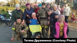 Жителі села Киселівка Херсонської області, яке торік 9 місяців пробуло в російській окупації, зустрічають українських солдатів. 10 листопада 2022 року