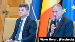 Victor Moraru, vicepreședintele demisionar al AMEPIP, alături de Marian Neacșu, șeful Secretariatului General al Guvernului (SGG).