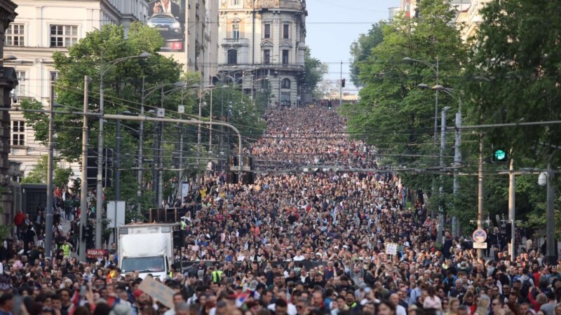 Četvrti sat protesta u Beogradu, desetine hiljada ljudi, blokirani Gazela i Brankov most