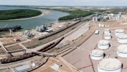 O imagine cu infrastructura actuală de stocare a carburanților la Portul Internațional Liber Giurgiulești (dreapta). Viitoarea lege va putea deschide calea pentru investițiile în capacități de stocare și dezvoltarea logisticii, spune ministrul Energiei, Dorin Junghietu