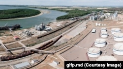 O imagine cu infrastructura actuală de stocare a carburanților la Portul Internațional Liber Giurgiulești (dreapta). Viitoarea lege va putea deschide calea pentru investițiile în capacități de stocare și dezvoltarea logisticii, spune ministrul Energiei, Dorin Junghietu