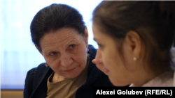 Alexandra Popa, asistenta personală a fiicei sale de mai mulți ani, urma să fie demisă în martie, în urma deciziei autorităților primăriei Chișinău potrivit căreia asistenții personali care sunt la pensie vor fi concediați, iar ceilalți vor rămâne cu 50% din salariu.