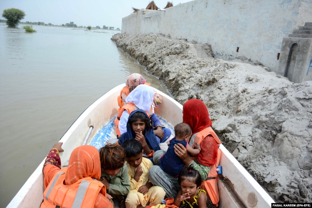 Ekipet e shpëtimit duke evakuuar njerëz me një varkë nga zonat e përmbytura në Noora Nath, Provinca Punjab, Pakistan.