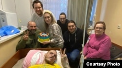 Сергій з рідними у лікарні після поранення