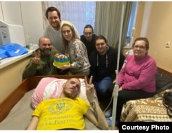 Сергій Райлян після поранення разом родиною в лікарні