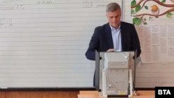 Стефан Янев гласува с машина в София.