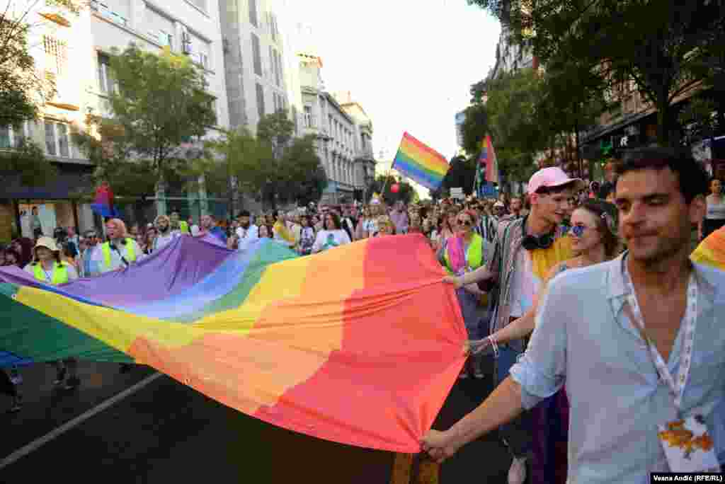 Организаторите пред Владата најавија дека Законот за истополови бракови е &bdquo;под клуч&ldquo; во таа институција. Ова е едно од главните барања на ЛГБТИ+ заедницата во Србија.